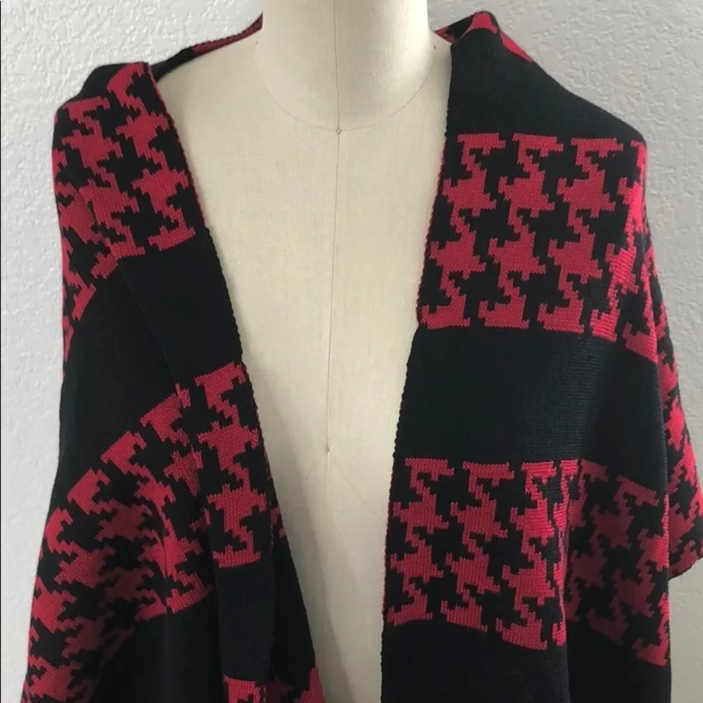New red saks fifth avenue houndstooth scarf shrug